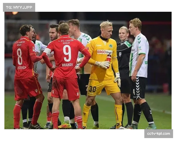 特写瞬间：波鸿球员进球后冲向场边，与刚刚出生的孩子隔空庆祝